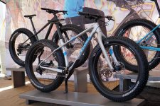 2017-trek-farley-carbon-fiber-and-alloy-hardtail-fat-bikes04.jpg