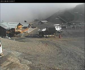 The Mt. Hutt webcam shows bare slopes surrounding the New Zealand ski resort's base lodge on Wednesday. (photo: NZski.com)