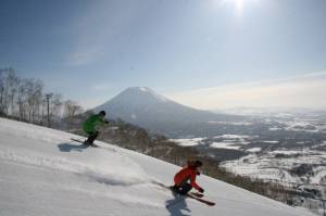 Cruising Niseko's groomers (photo: NPB)