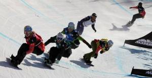 The first heat of the women's finals at the SBX World Cup on Wednesday at Blue Mountain in Canada. Dominique Maltais (CAN) in red, Nelly Moenne Loccoz (FRA) in green, Jaqueline Hernandez (USA) in blue, Michelle Brodeur (CAN) in yellow, Maria Ramberger (AUT) in white, Frederique Joncas (CAN) in black. (photo: FIS/Oliver Kraus)