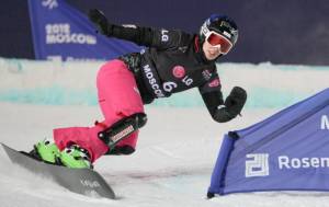 Switzerland's Patrizia Kummer races to victory in an LG Snowboard FIS World Cup parallel slalom Saturday night in the Russian capital of Moscow. (photo: FIS/Oliver Kraus)