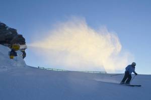 With the return to colder temperatures, snowmaking efforts have resumed at Coronet Peak. (photo: NZSki)