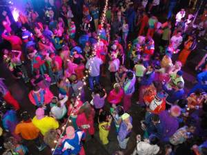 A veritable sea of neon (photo: 80's Ski Party)