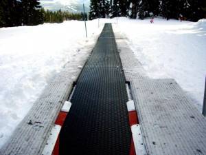 A conveyor ski lift (photo: EncMstr)