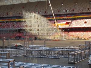 Construction workers erect the ramp for Air & Style Beijing within the Chinese capital's Bird's Nest Stadium (photo: TTR)