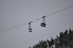 The remaining undamaged passenger cabin of the Alyeska Tram passes a temporary ballast car meant to provide counterbalance (photo: Alyeska Resort)