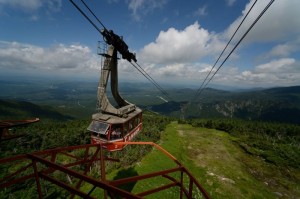 An aerial tramway carries summer and fall visitors to the 4,080-foot summit of Cannon Mountain in New Hampshire. (photo: Cannon Mountain)