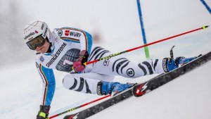 Germany's Viktoria Rebensburg skis to her World Cup season's first victory in Sunday's giant slalom in Flachau, Austria. (photo: FIS/Agence Zoom)