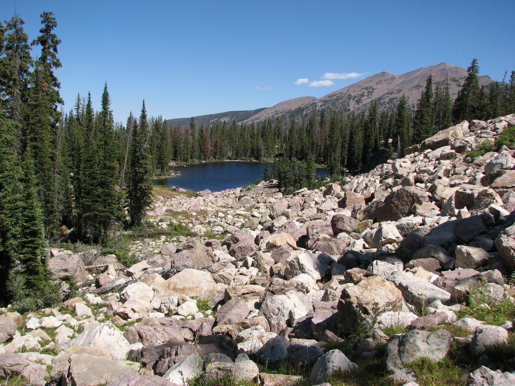 12 uintas jewel lake 100905.jpg