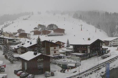 View of the snow-covered ski slopes and village centre in Lech, Austria – Weather to ski – Snow report, 22 November 2024