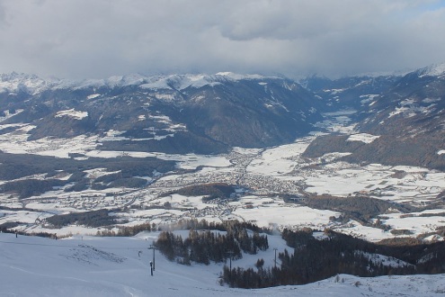 Bright skies and panoramic views over the snowy mountainside and valleys in Kronplatz, Dolomites, Italy – Weather to ski – Snow report, 22 November 2024