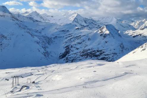 Bright skies over panoramic views down the slopes of Sportgastein, Austria – Weather to ski – Today in the Alps, 4 January 2023