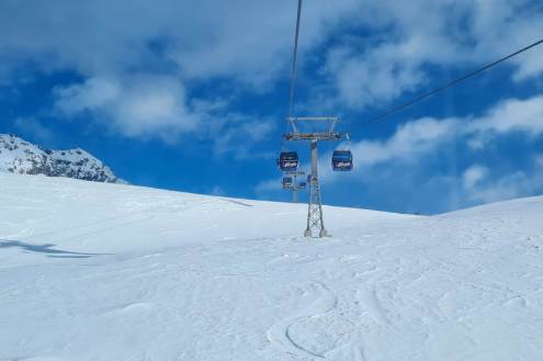 View of gondola above the ski slopes of Sportgastein, Austria – Weather to ski – Today in the Alps, 4 January 2023