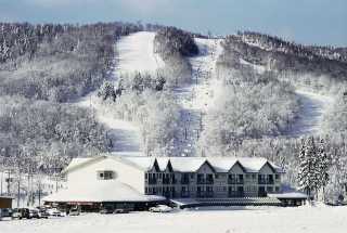 The Hotel Stoneham, with the resort's Mountain 2 in the background. (photo: Jean Vaudreuil)